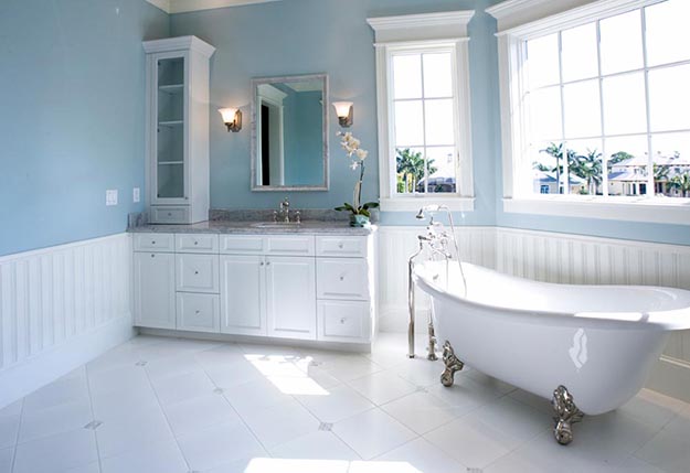 belle salle de bains dans des tons froids de bleu